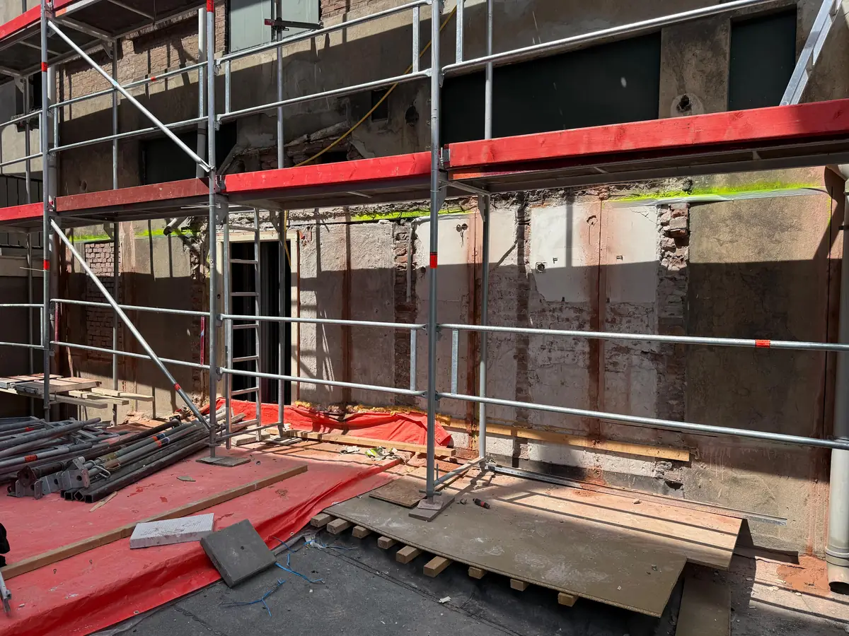 Buitenzijde van het winkelpand in Tilburg met steiger, waar Boorkoning het zaagwerk uitvoerde